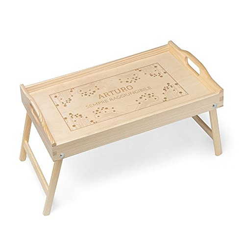 Maverton Tavolino da Colazione a Letto Personalizzato - Tavolo Pieghevole in Legno di Pino - Colore Naturale - Incisione Laser - Vassoio Multiuso - regalo uomo - Raggiungibile