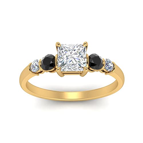 Anillo de Compromiso de Diamantes Talla Princesa y Oro Amarillo con Finas Piedras Laterales