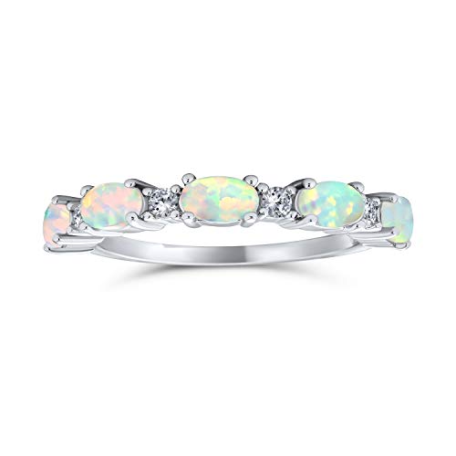 Bague opale blanche demi-éternité pour illuminer vos tenues de soirée