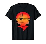 Für alle Windsurfing Fans. Surfe der Sonne entgegen und genieße den Wasser Sport.