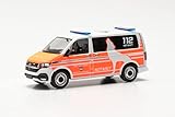 NOTARZT: Immer auf dem neuesten Stand ist der Fuhrpark der Feuerwehr in Wolfsburg, der immer wieder Vorbilder für beliebte Herpa-Modelle hervorbringt. Der neue VW T 6.1 wird in dem bekannten Design mit der markanten Wolfsdarstellung bedruckt. Das Vorbild wird mit der Kennung 01-82-2 als Notarzt-Einsatzfahrzeug eingesetzt.