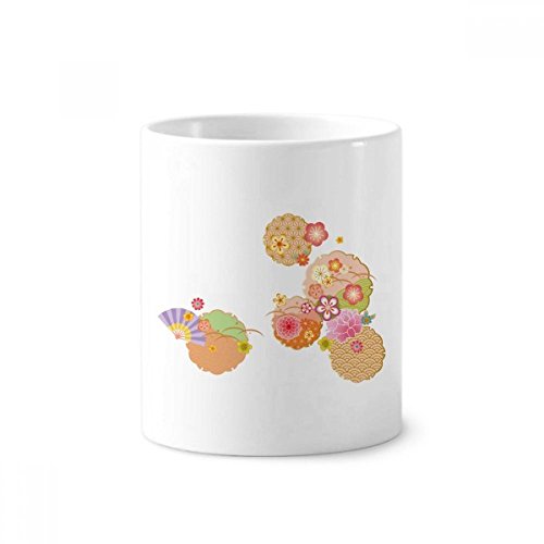 Pot en céramique blanche sakura contre le désordre sur le bureau et pot à brosse à dents idéal