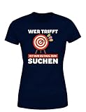 karten dart deutschland 2019 Du weißt, dass wenn jemand die Dartscheibe mit dem Dartpfeilen trifft, ist er nur zu faul zum Suchen. Als Dart Fan ist dieser Spruch perfekt für die nächste Dart Meisterschaft oder als Dartkönig im Dartverein. Lustiges Dart Design im Retro Style für das nächste Dart Tunier. Ihr liebt 180, Pfeile, Bullseye, Dart Zubehör, Ally Pally und Präzisionssport