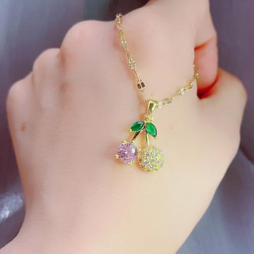 Micro-incrusté de cerises pour ce collier d'été haut de gamme aux détails raffinés