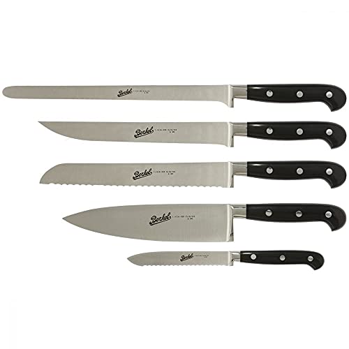 SET DI 5 COLTELLI. Set di coltelli di funzione diversa. Set per non sbagliare coltello quando si vuole affettare pane, arrosto o prosciutto. I coltelli cucina e multiuso permetto varie preparazioni di base.