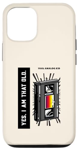 Yes I Am That Old 1980s Analog Kid (VHS�e�[�v�O���t�B�b�N) �X�}�z�P�[�X iPhone 12/12 Pro �p