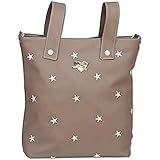 Bolso panera fabricado en polipiel de color piedra, bordada con estrellas de primera calidad dispone de dos asas cortas para poder colgarlo mediante broches en la silla de paseo del bebé y un asa larga con mosquetón para poder quitarla del bolso y llevar colgado del hombro.