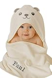 🐻 Personnalisée avec le prénom de l’enfant : un cadeau unique et plein de tendresse, parfait pour une naissance, un baptême ou un premier anniversaire. 🛁 Ultra douce et absorbante : fabriquée en tissu microfibre moelleux, cette cape garde bébé bien au chaud après le bain. 🎀 Adorable capuche ourson : avec oreilles et museau brodés, elle protège la tête du froid tout en ajoutant une touche craquante. 🎁 Cadeau de naissance idéal : une attention personnalisée et utile, à offrir à une petite fille ou un petit garçon. 👶 Entretien facile : lavable en machine à 30°C, la cape conserve sa douceur et ses couleurs lavage après lavage.