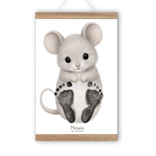 Baby Fußabdruck Poster mit Tiermotiv - personalisiert - Geschenk zur Geburt, Taufe oder zum 1. Geburtstag - mit Name und Geburtsdatum - für Jungen & Mädchen (Maus, DIN A4 - bis ca. 6 Monate)