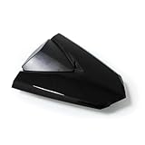 Pour les motos d'aventure, la coque est suffisamment robuste pour résister aux impacts hors route, protégeant l'arrière de la moto.