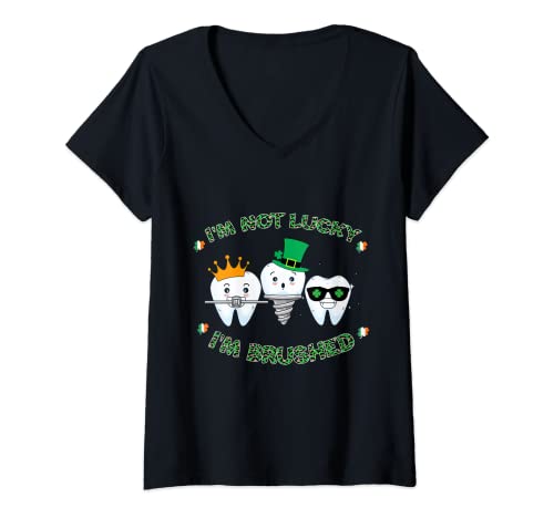 Mujer Dientes con tréboles asistente dental feliz día de San Patricio Camiseta Cuello V