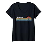 Diseño de estilo envejecido y desgastado con rayas estéticas retro de los años 70 y 80 y puesta de sol con coordenadas de mapa y brújula