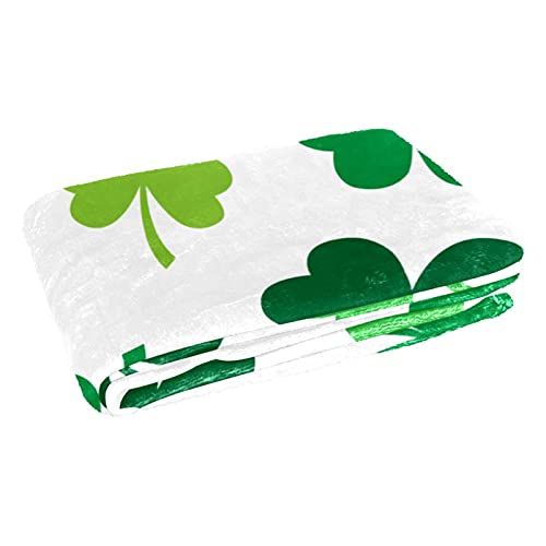 Couverture douce motif trèfles pour réchauffer vos soirées