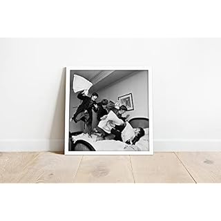Affiche des Beatles – The Pillow Fight print – The Beatles, Pillow Fight print – Impression encadrée ou non encadrée… - Les Beatles, Paul McCartney, John Lennon, RIngo Starr, George Harrison Affiche des Beatles - The Pillow Fight print - The Beatles, Pillow Fight print - Impression encadrée ou non encadrée… – Image 2