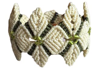 Pulsera ancha macramé amarilla y verde hojas hecha a mano con hilo encerado.Cierra con botón Mide aprox.17 cm. de largo y 4 cm.de ancho
