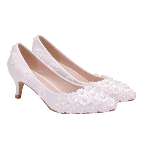 Robe de mariage et talons dorés : les chaussures en dentelle pour la mariée
