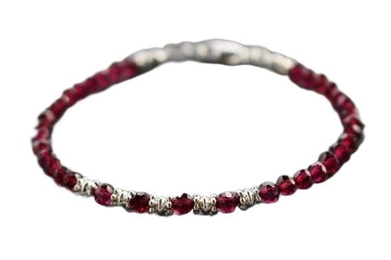 Bracelet en grenat 4mm pour illuminer vos tenues bohèmes et vos journées de travail
