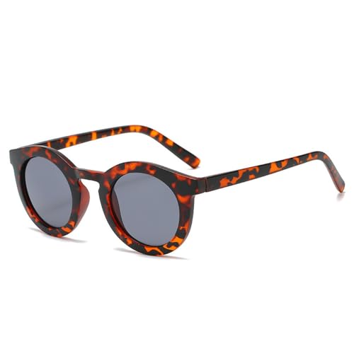 Lunettes de soleil rondes en terrasse, le style rétro aux nuances gelées thé pour vos étés.