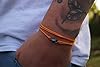 Made by Nami Dünnes Wickel-Armband Herren & Damen mit Karabiner-Haken Verschluss Handmade - Maritimer Surfer Schmuck - Minimalistisches Stoff-Armband - 100% Wasserfest & verstellbar (Orange Schwarz) #1