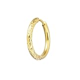 Mono orecchino a cerchio in acciaio o acciaio con pvd oro o acciaio con pvd nero, con diametro 2,1 cm, con chiusura a pressione. Una metà è con trama diamantata, l'altra metà è liscia.