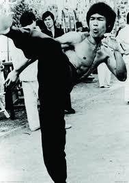 Bruce Lee   Patada Alta. Maxi Poster PLASTIFICADO en Blanco y Negro. Medidas 91.5 x 61 cm.