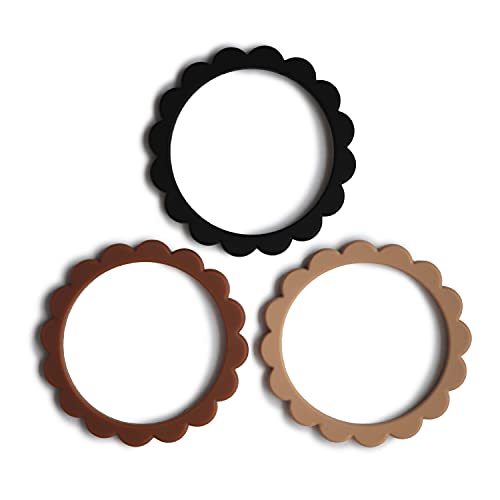 Mushie Anillo de Dentición para Bebés | Pulsera de Flores | Gel Refrigerante | de Silicona sin BPA | Juego de 3 | Accesorios para Niños Pequeños | Black/Natural/Caramel