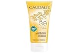 Enriquecida con agua de uva orgánica calmante, la crema solar antiarrugas