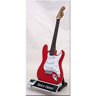STEVE HOWE Guitare Miniature avec médiator YES Fender - Les Beatles, Paul McCartney, John Lennon, RIngo Starr, George Harrison STEVE HOWE Guitare Miniature avec médiator YES Fender – Image 2
