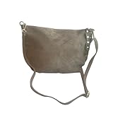 Bolso bandolera de ante italiano con tachuelas en los laterales. Correa ajustable e intercambiable. Cierre de cremallera. Interior forrado con bolsillo incorporado. Bolsillo trasero. (Taupe)