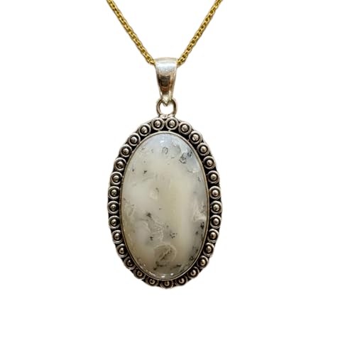 Collier opale dendritique à porter au quotidien avec un vêtement décontracté ou chic