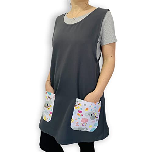 Bata Anti Arrugas color gris con bolsillos koalas, cole, maestra infantil (2XL)