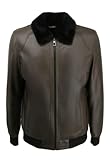 Die Lammfelljacke im Pilotenstil ist die perfekte Wahl für modebewusste Menschen, die Wert auf Stil und Funktionalität legen. Mit ihrem eleganten Design und den durchdachten Details ist sie der ideale Begleiter für die kalte Jahreszeit. Genießen Sie die harmonische Verbindung aus traditionellem Handwerk und modernem Komfort und machen Sie diese Jacke zu einem unverzichtbaren Teil Ihrer Wintergarderobe! Überprüfen Sie vor dem Kauf die Größenangaben auf dem ausgewählten Foto, um die perfekte Passf