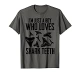 La obra de arte I'm Just A Boy Who Loves Shark Teeth es perfecta para tu hijo, hermano, sobrino, adolescente, niño o niño pequeño que ama la caza y la recogida de dientes de tiburón fosilizados. Bonito para un padre sabueso de rocas, marido, abuelo o tío que ama ammonitas y trilobites.