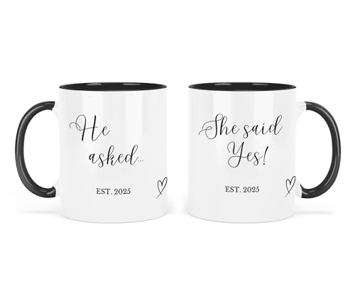 UNIQUEPGIFTS Lot de 2 tasses cadeau de fiançailles pour couple, avec inscription « He Asked She Said Yes Established 2025, Friends Engaged Keepsake, Congratulations Present », blanc avec poignée noire