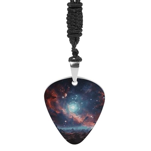 スペースとクラスタープリントピックネックレス(1.2 x 1.1インチ)。チタンスチール製、24インチのブラックロープとペア。男性と女性の両方に合わせた絶妙なペンダントギターピックホルダーです。