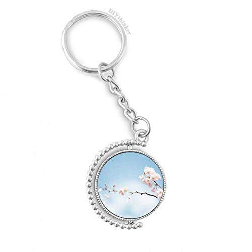 Llavero de flor de ciruela con nubes azul cielo y anillo de cadena giratorio metálico