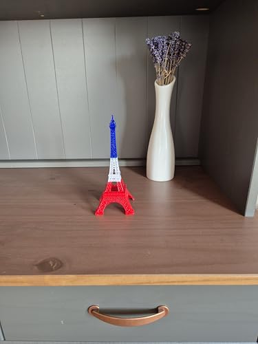 Torre Eiffel miniatura soluciona espacios vacíos con decoración francesa 6