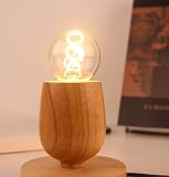 Versatile possibilità di utilizzo: questa lampada da tavolo in legno è perfetta sia come luce da lettura che come luce decorativa. Il design minimalista della base del bicchiere da vino combinato con il tono naturale del legno rende la lampada da tavolo in legno un'illuminazione elegante per scrivanie, comodini e cassettiere.