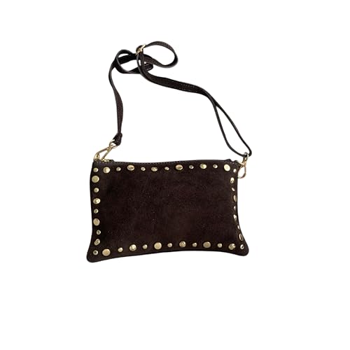 Bolso cartera bandolera piel con tachuelas. Asa de mano y correa larga ajustable e intercambiable. (Serraje chocolate)