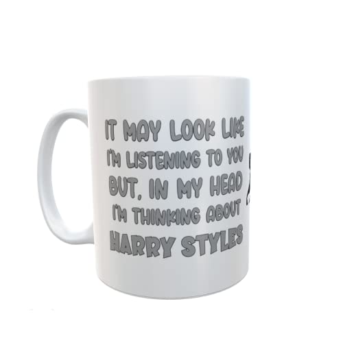 Decalarama Taza de regalo de Harry Styles con texto en inglés "May Look Like I'm Listening But I Am Thinking About - Bonita taza de regalo para fanáticos de Pop Star