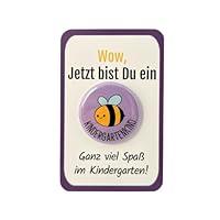 Kindergarten Geschenk Button „Biene“ mit Karte OHNE Nadel als Set! Kindergartengeschenk für den ersten Tag im Kindergarten, als Kita Starterset oder als Kindergartentüte Füllung - Jung und Mädchen