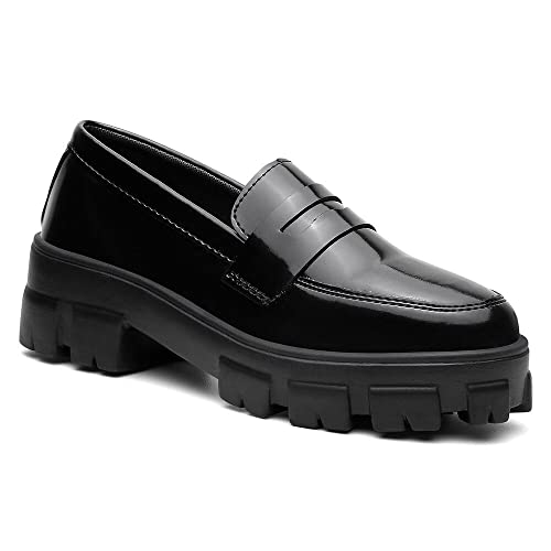 Mocassim em Verniz Feminino com Detalhe em Recortes e Sola Alta Tratorada