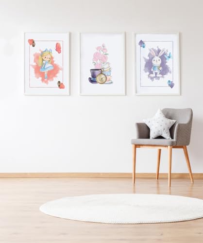 Set 3 cuadros infantiles formado por cuadro Alicia carta corazones, cuadro flores y objetos Alicia y cuadro conejo carta picas