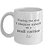 NA Divertente Tazza di caffè per corrieri postali - Durante Il Giorno Mi travestisco - Tazza da Regalo in Ceramica per impiegati delle Poste