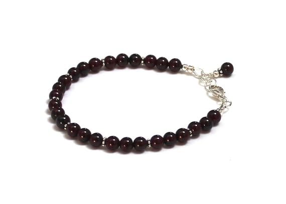 Bracelet en grenat 4mm LKBEADS avec fermoir argenté pour un style empilable raffiné
