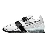 Nike Romaleos 4 presenta un'intersuola di supporto e una suola larga e piatta. Le cinghie regolabili nella parte centrale del piede fissano il piede durante gli allenamenti più intensi.