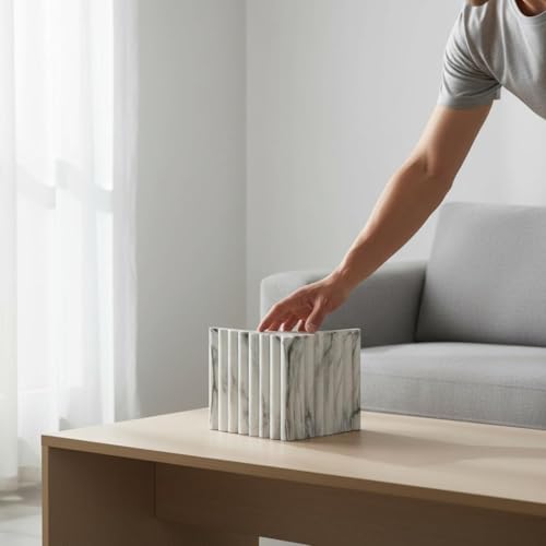 Statue géométrique pour combler le vide d'une table basse de salon