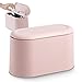 JEEZAO Cubo de Basura de Mesa con Tapa, Papelera de Escritorio Mini Bote de Reciclar, Maquillaje Lápiz Cubo,Reciclaje para Oficina, Baño,Hogar,Almacenamiento de Alimentos para Mascotas (Rosado)