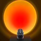 【Anwendung】: Durch Drehen des Lichts kann die Größe und Form des Halos des Projektor-Nachtlichts angepasst werden. Je größer die Distanz, desto größer ist die Projektion, die das Sonnenuntergangslicht an die Wand oder Decke werfen kann. Das Licht wirft erstaunliche farbige kreisförmige Lichter an Wand, Decke und Boden.
