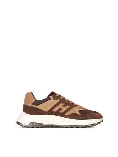 Caratterizzate da forme fluide e scattanti, le sneakers Hogan Hyperlight combinano le linee delle scarpe da jogging con elementi dalla vocazione urbana. La tomaia in pelle scamosciata con H laterale rievoca dettagli iconici del brand. Un modello dinamico, con una soletta in memory foam e una suola light con tacchetti. Sneakers Hogan Hyperlight uomo Made in Italy Tomaia in pelle scamosciata H laterale Inserti in pelle liscia Dettagli in tessuto tramato Soletta in memory foam 8 mm Suola in gomma Altezza totale 4,5 cm Indicazioni di cura e mantenimento incluse Custodia in tessuto inclusa Include un paio di lacci aggiuntivi